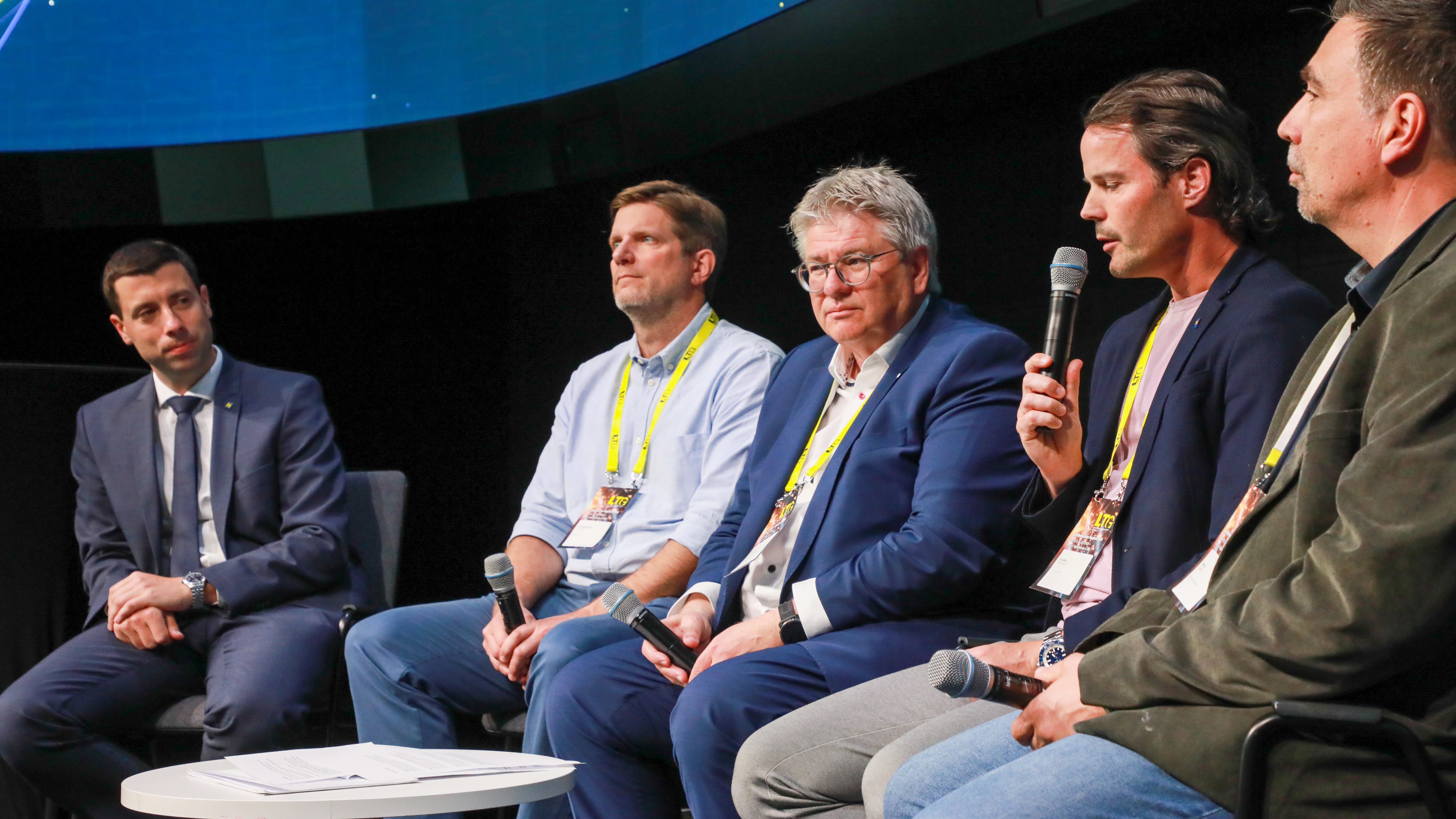 Podiumsdiskussion beim LTG-Kongress in Tulln, Florian Hinteregger, Andreas Schnegg-Primus, Rudolf Gruber, Bernhard Gruber und Gerald Wötzl auf der Bühne im Austausch zu Smart Lighting, Digitalisierung und KI in der Straßenbeleuchtung.