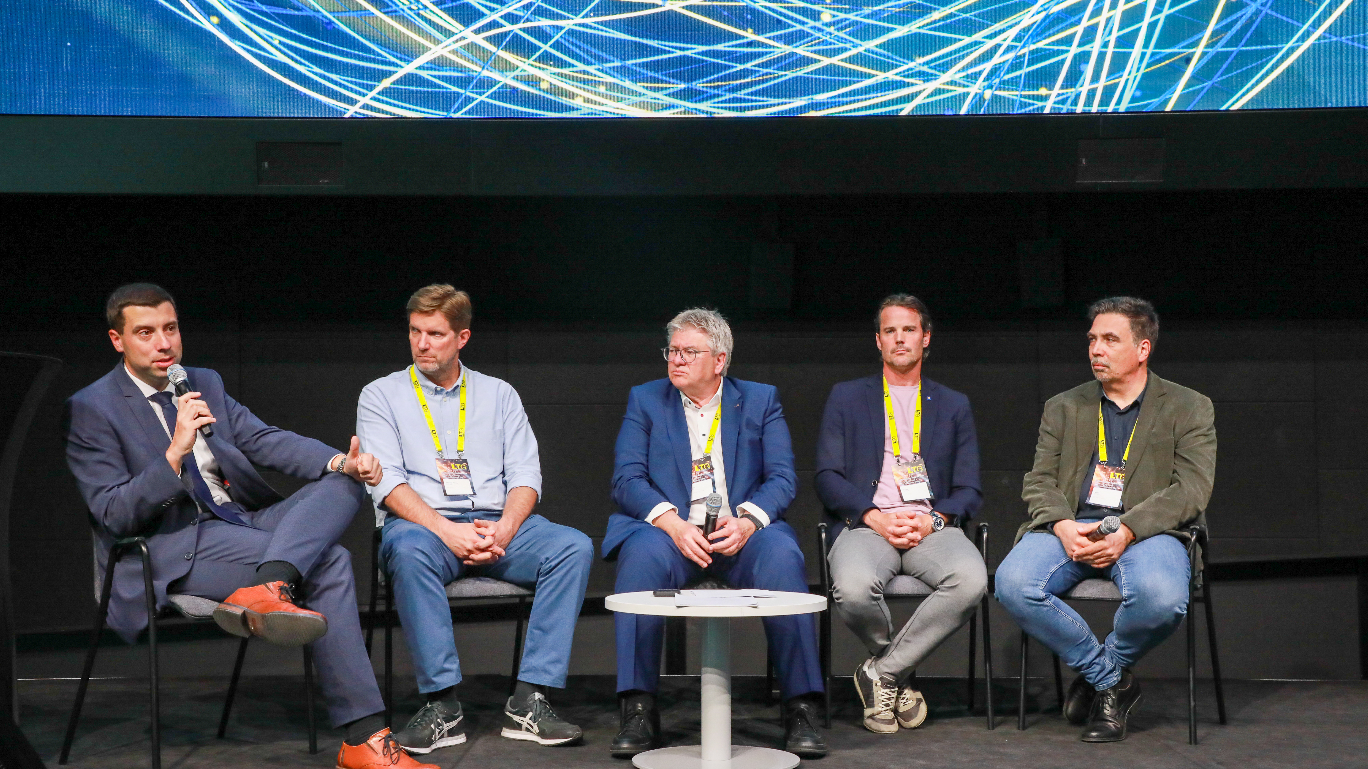 Podium beim LTG-Kongress in Tulln zur Digitalisierung der Straßenbeleuchtung mit Florian Hinteregger, Andreas Schnegg-Primus, Rudolf Gruber, Bernhard Gruber und Gerald Wötzl.
