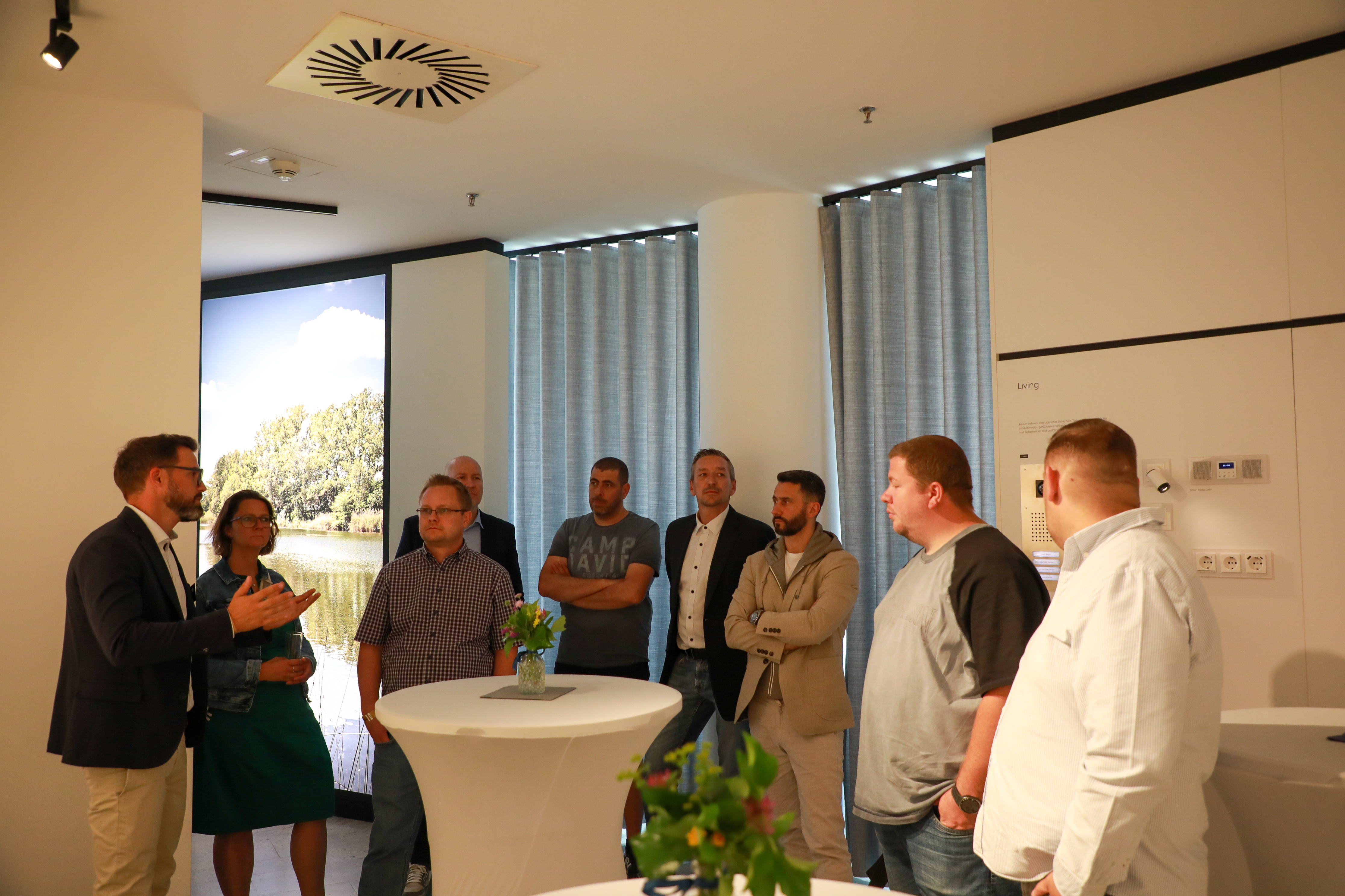 Besuchergruppe während einer Führung durch die Smart-Home-Ausstellung im neuen Showroom.