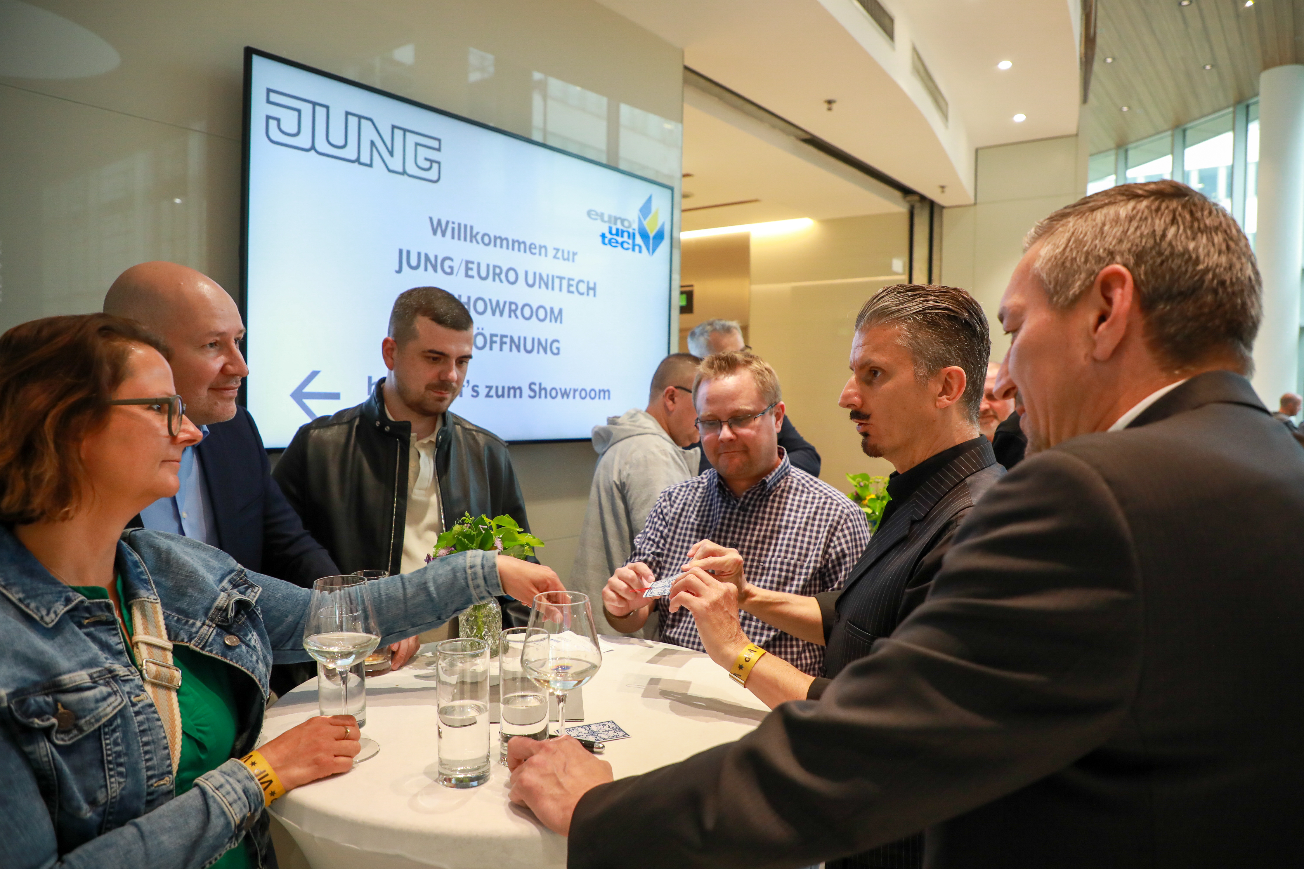 Gäste beim Networking und Austausch während der Eröffnung des neuen Smart-Home-Showrooms.