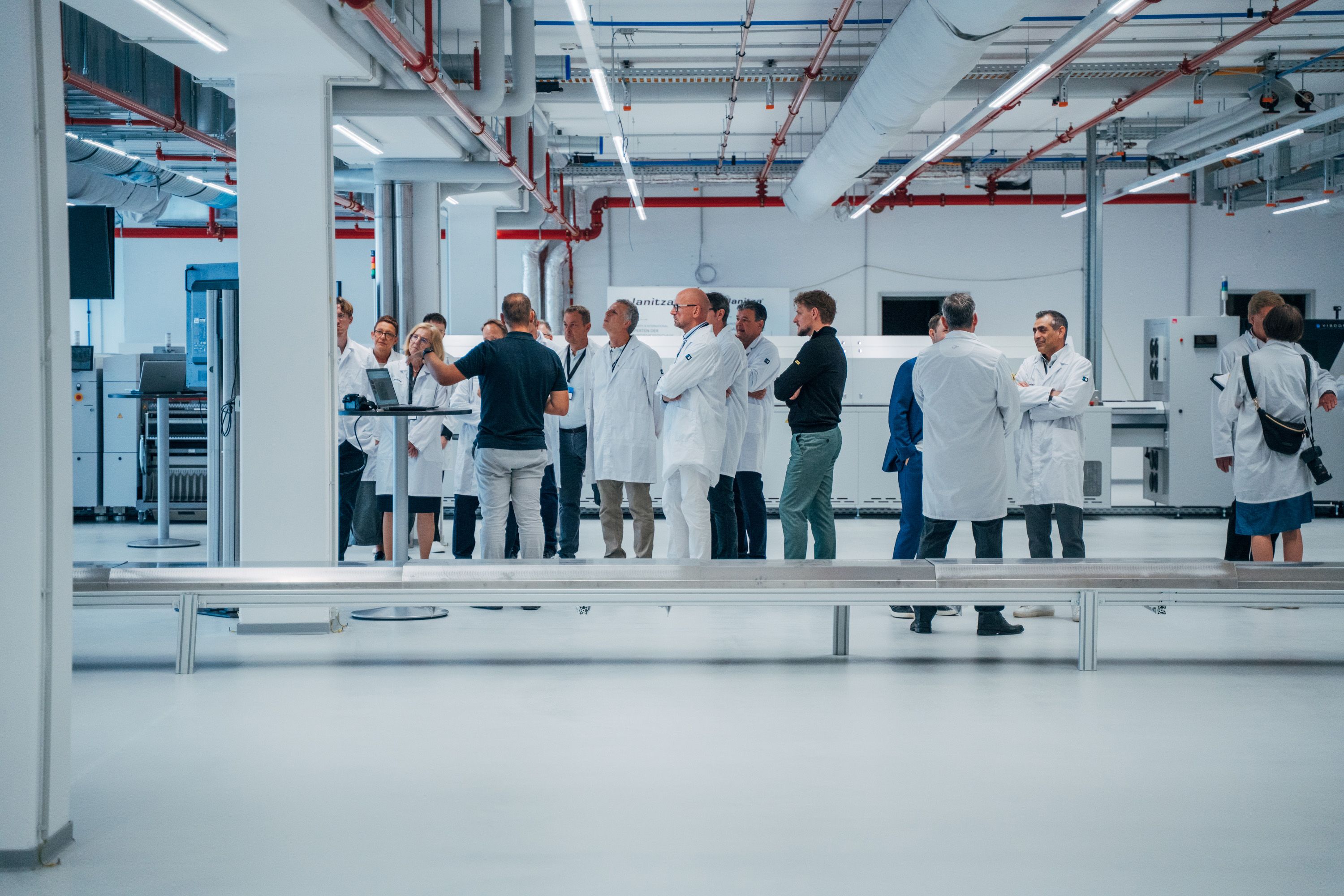 Gäste des Jubiläumsforums besichtigen die neue Produktionshalle der Janitza Zukunftsfabrik in Lahnau.