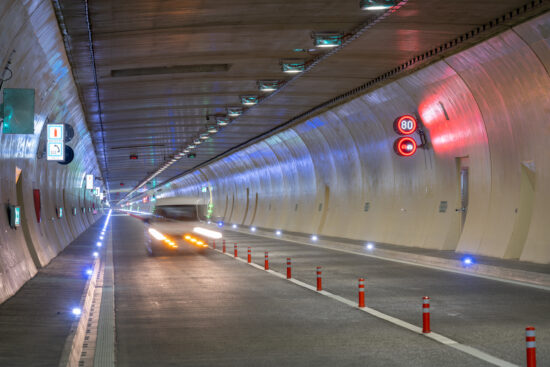 Fahrzeug fährt durch den modernisierten Karawankentunnel mit intelligenter Verkehrs- und Sicherheitstechnik.