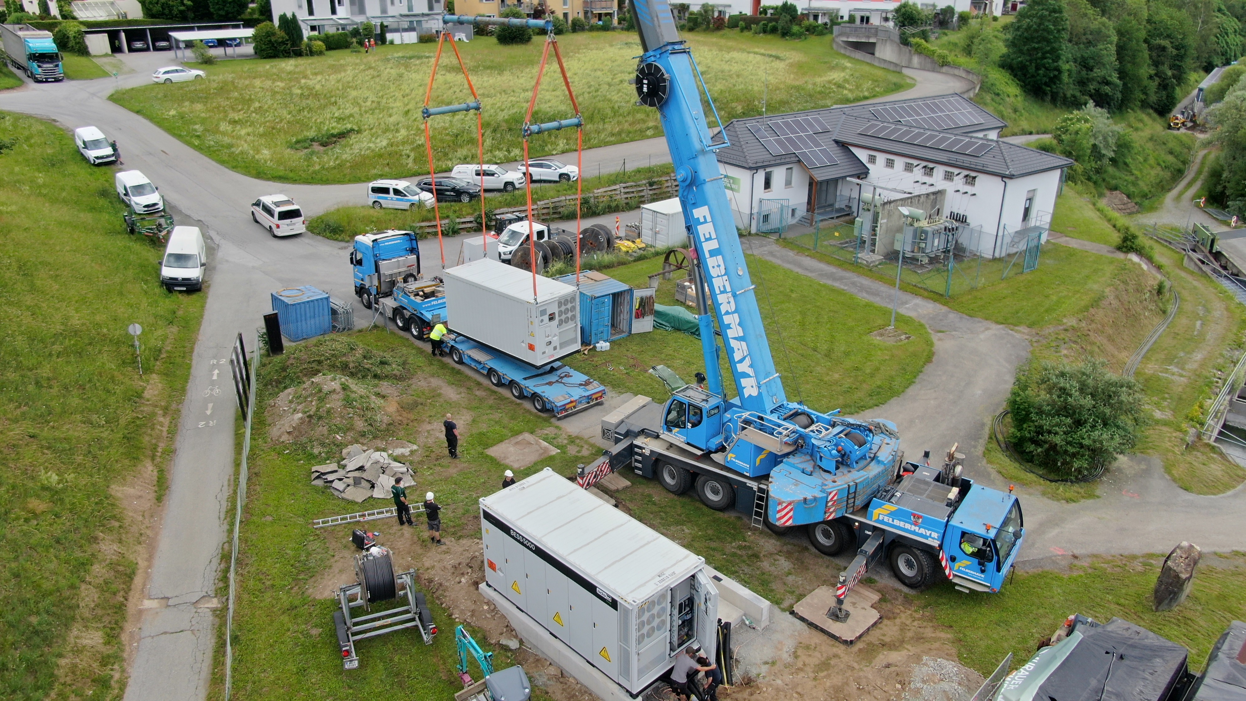 Luftaufnahme einer Baustelle mit Mobilkran, Batteriespeicher und Technikgebäude der Murauer Stadtwerke.