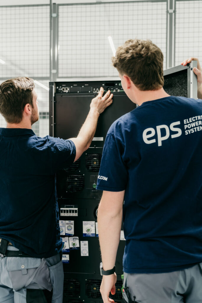 EPS-Techniker führen Wartungsarbeiten an einer geöffneten USV-Anlage durch.
