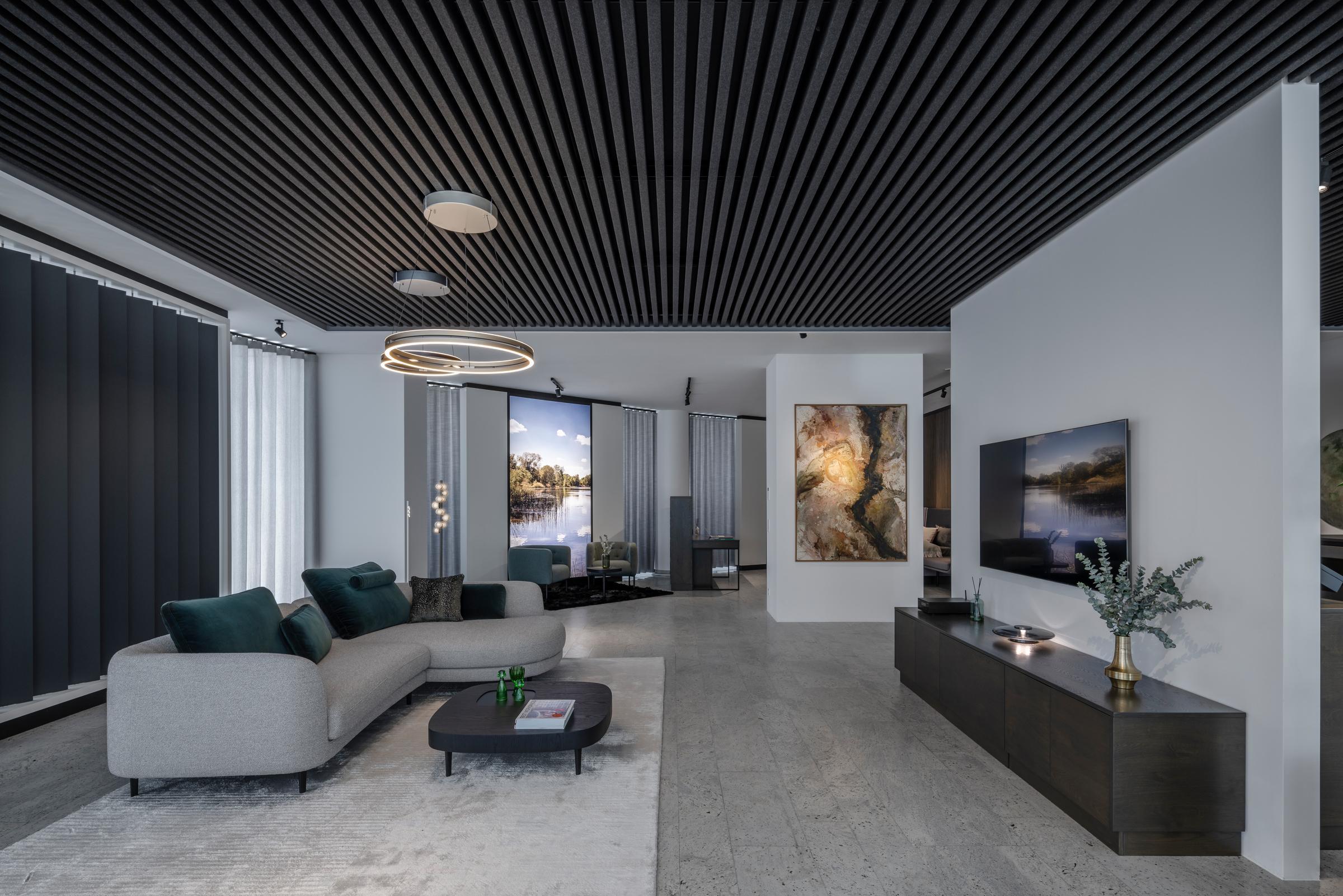 Wohnbereich im Showroom mit vernetzter Lichtsteuerung, Multimedia-Anwendungen und Smart-Home-Technik.