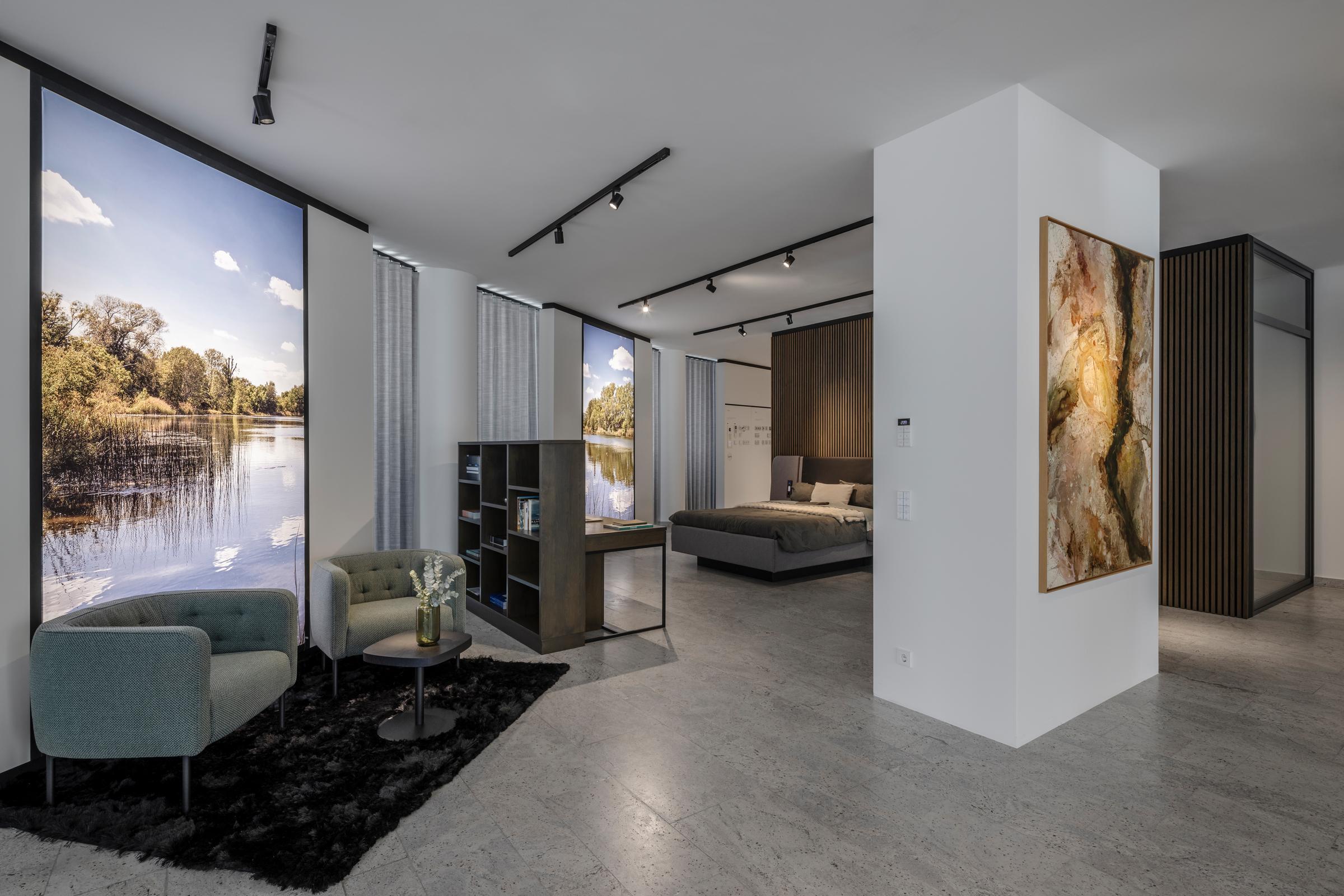 Offene Ausstellungsfläche mit Wohn-, Arbeits- und Smart-Home-Anwendungen im Jung-Showroom.