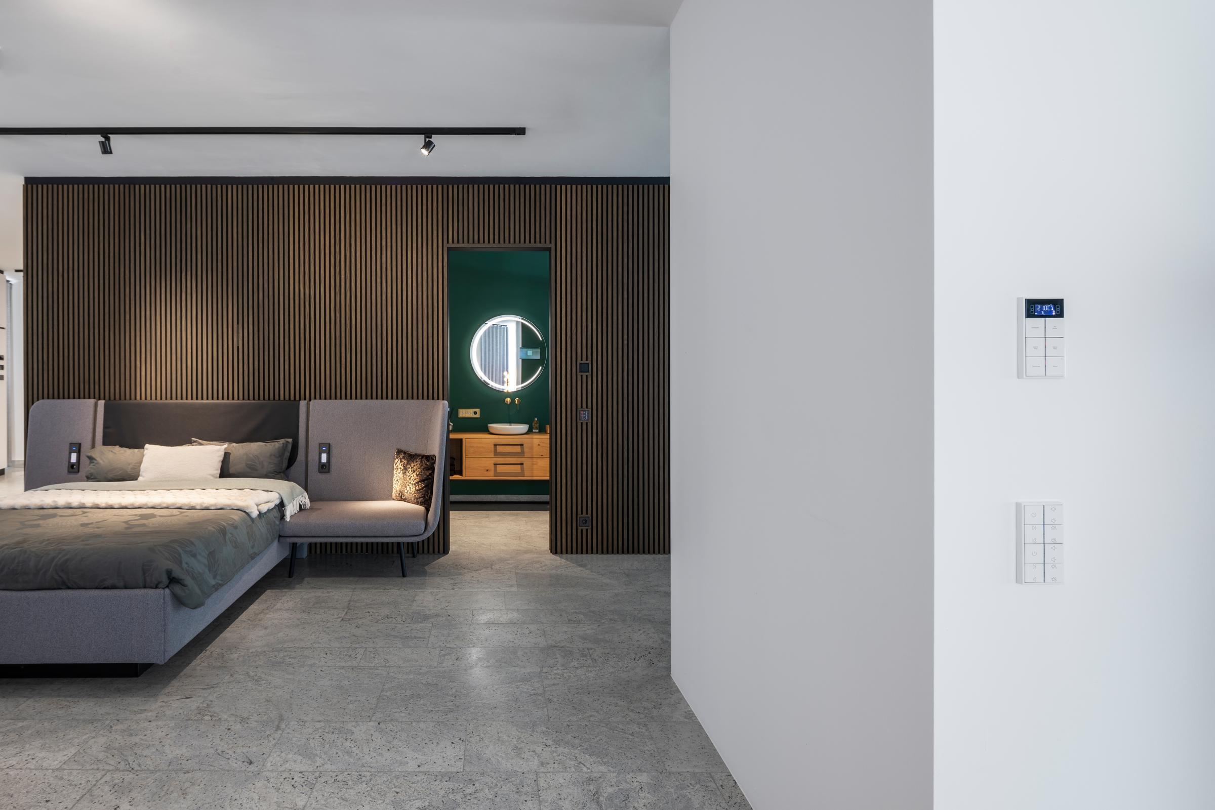Schlafzimmer-Szenario mit intelligenten Bedienelementen für Licht, Beschattung und Raumklima.