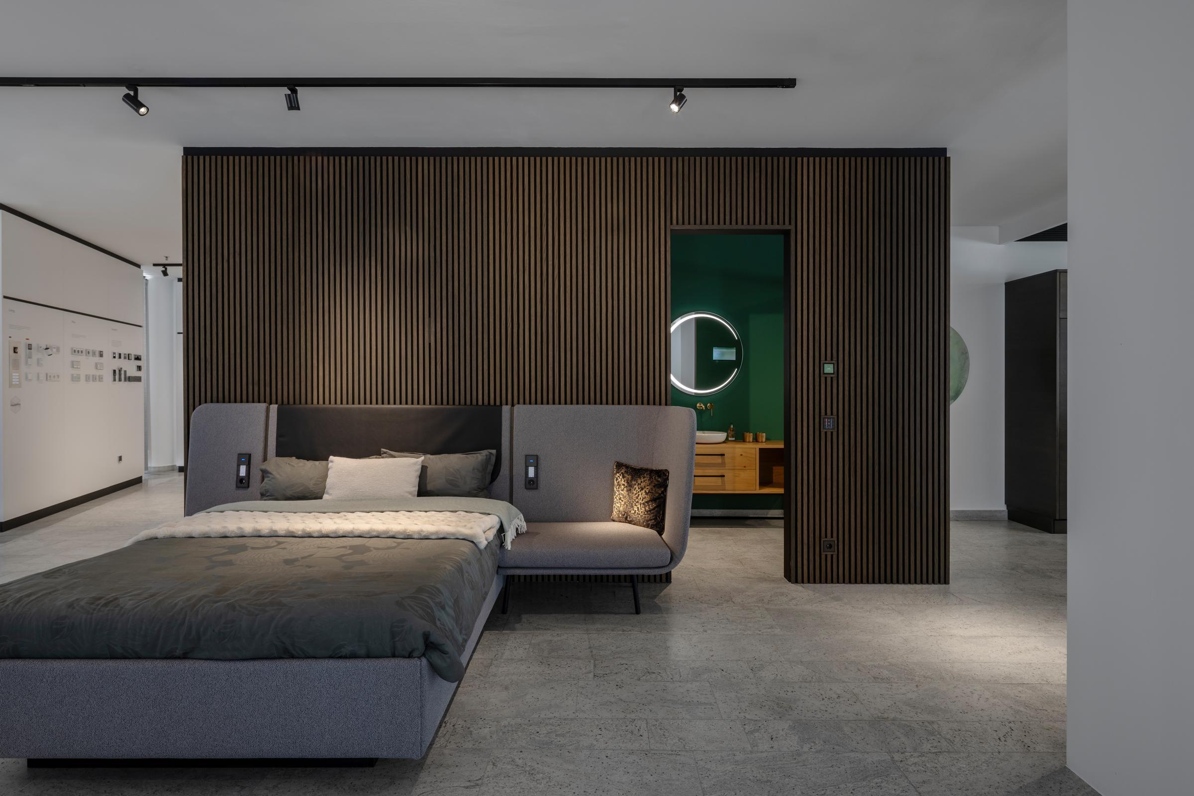 Hotelzimmer-Szenario mit intelligenter Licht-, Komfort- und Gebäudesteuerung.
