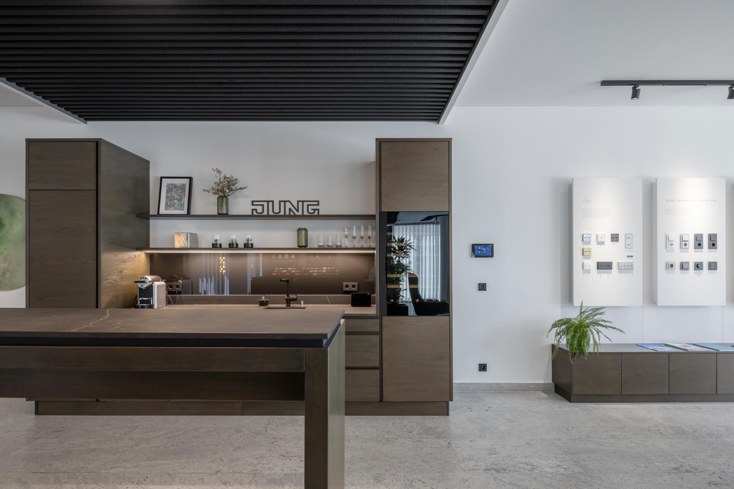 Ausstellungsbereich mit Smart-Home-Steuerung, KNX-Technologie und Jung-Home-Anwendungen.