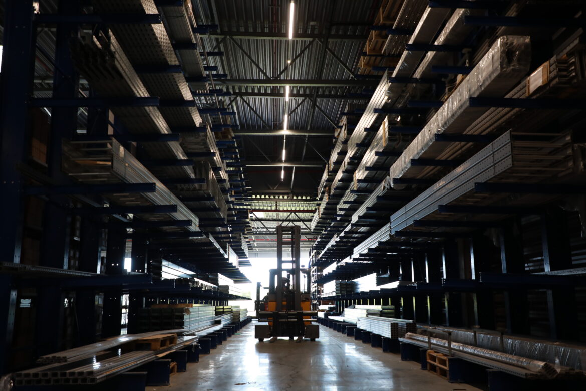 Lagerhalle mit Kabeltragsystemen und Installationsmaterial bei Obo Bettermann Österreich