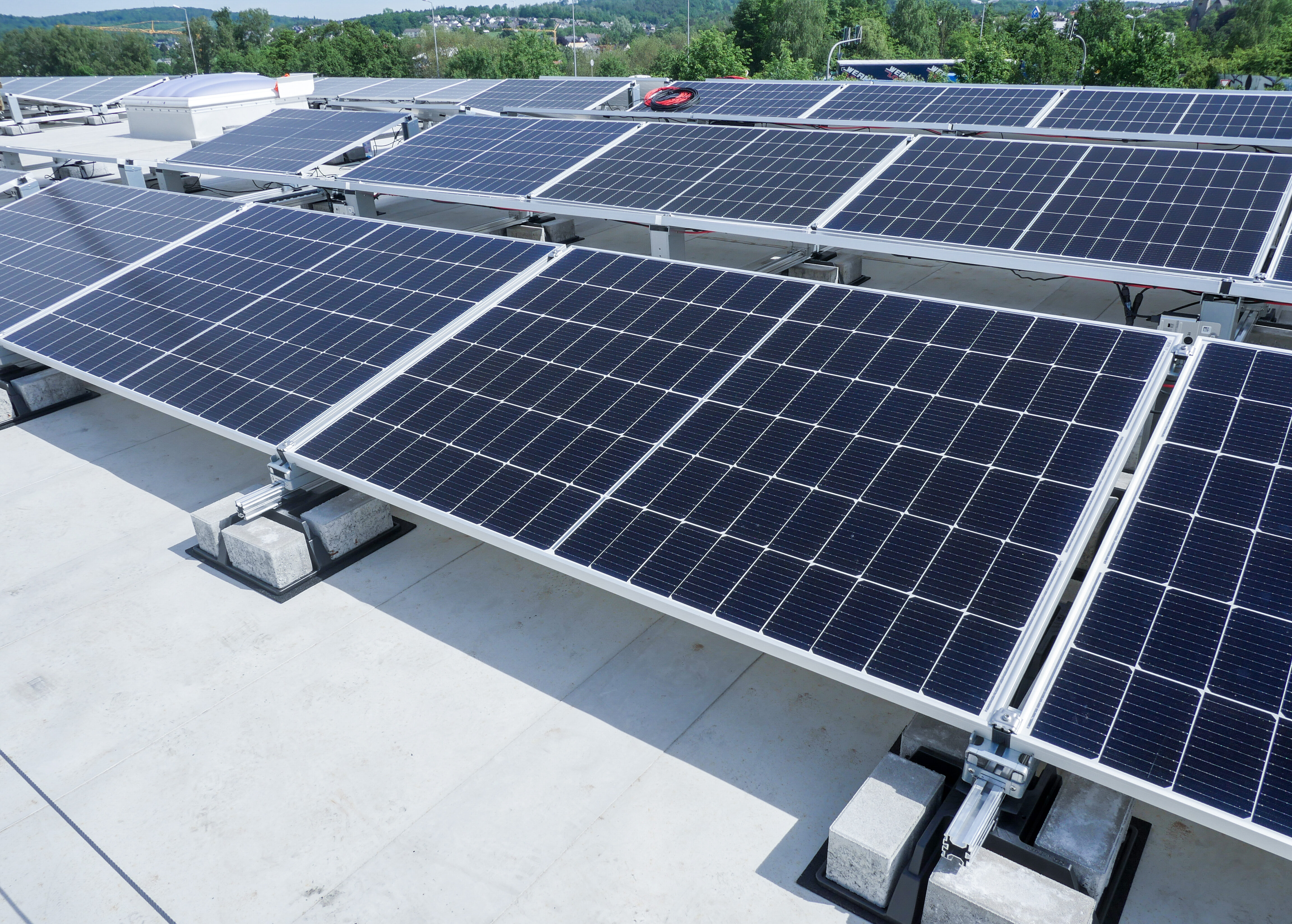 Reale Photovoltaik-Flachdachanlage mit Obo Magic PV Montagesystem und Ballastierung