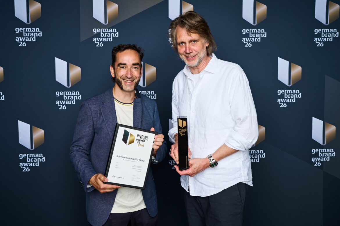 Vertreter von Sonepar und Filmflow präsentieren den German Brand Award GOLD.