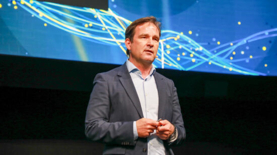 Hermann Erlach, Geschäftsführer von Microsoft Österreich, spricht bei einer Keynote am LTG-Kongress über künstliche Intelligenz, Daten und digitale Transformation.