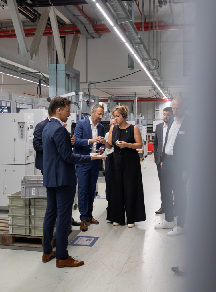 Gira-Geschäftsführer Dominik Marte erklärt Ministerin Mona Neubaur Smart-Building-Technologien.