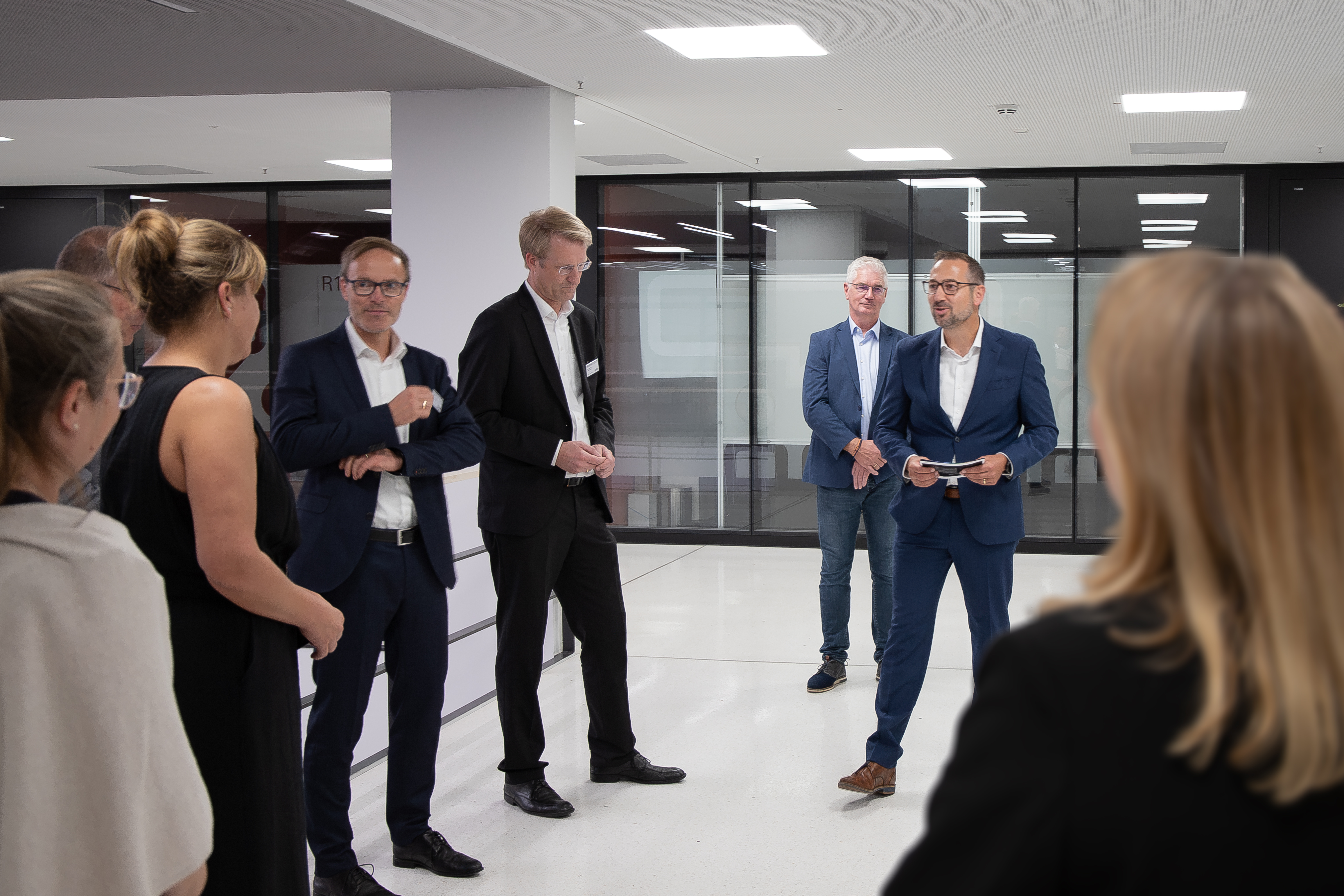 Gespräch zwischen Gira, ZVEI und NRW-Wirtschaftsministerin Mona Neubaur auf dem Gira Campus.