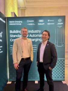 Gregor Eckhard von Easelink und Kazuyuki Sakamoto von Nissan vor dem Stand der Matrix Charging Interest Group.