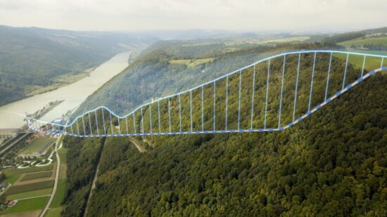 Der über 1,5 Kilometer lange Triebwasserstollen verbindet das Oberbecken mit der Donau und verläuft im kompakten Gestein 50 bis 200 Meter unter der Oberfläche.