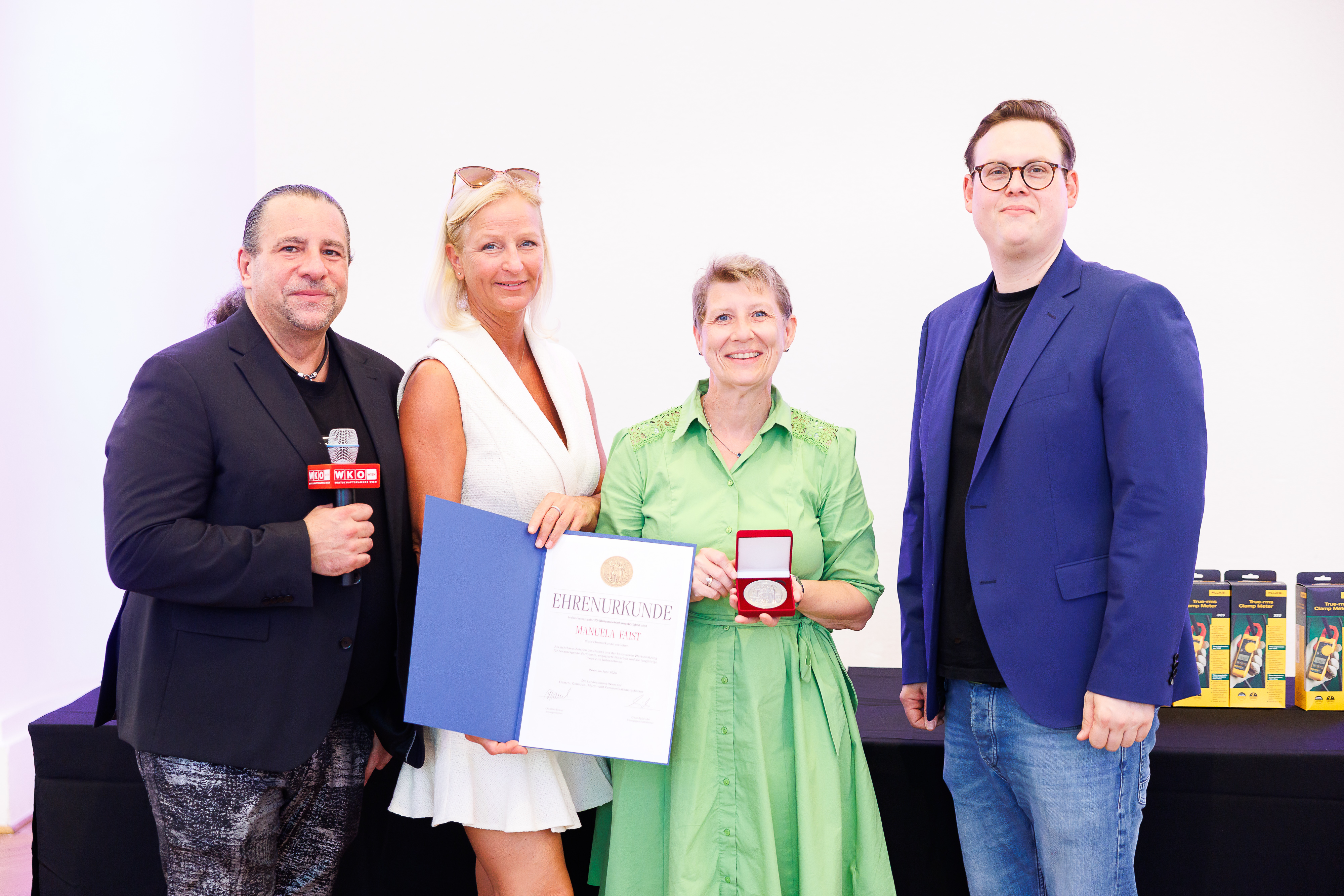 Manuela Faist wird beim Generationen-Treff für 25 Jahre bei der Ing. Witke Gesellschaft m.b.H. geehrt.
