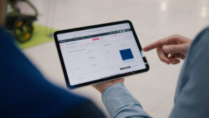 Tablet mit Interact Energy Dashboard zur Überwachung und Steuerung des Energieverbrauchs in Gebäuden.