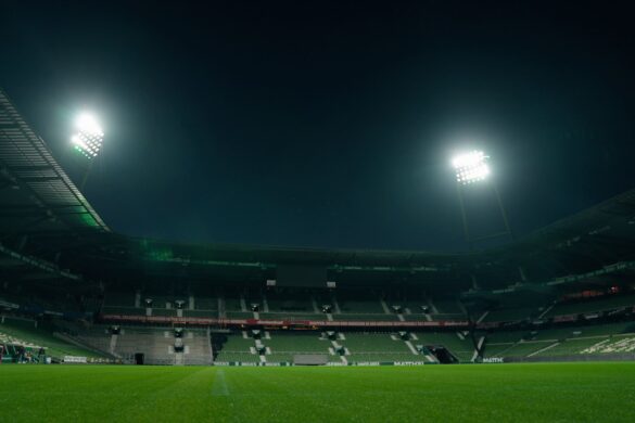 Die präzise Lichtlenkung sorgt dafür, dass das Flutlicht ausschließlich das Spielfeld und den Innenraum des Weserstadions ausleuchtet. | Bildrechte: LEDVANCE