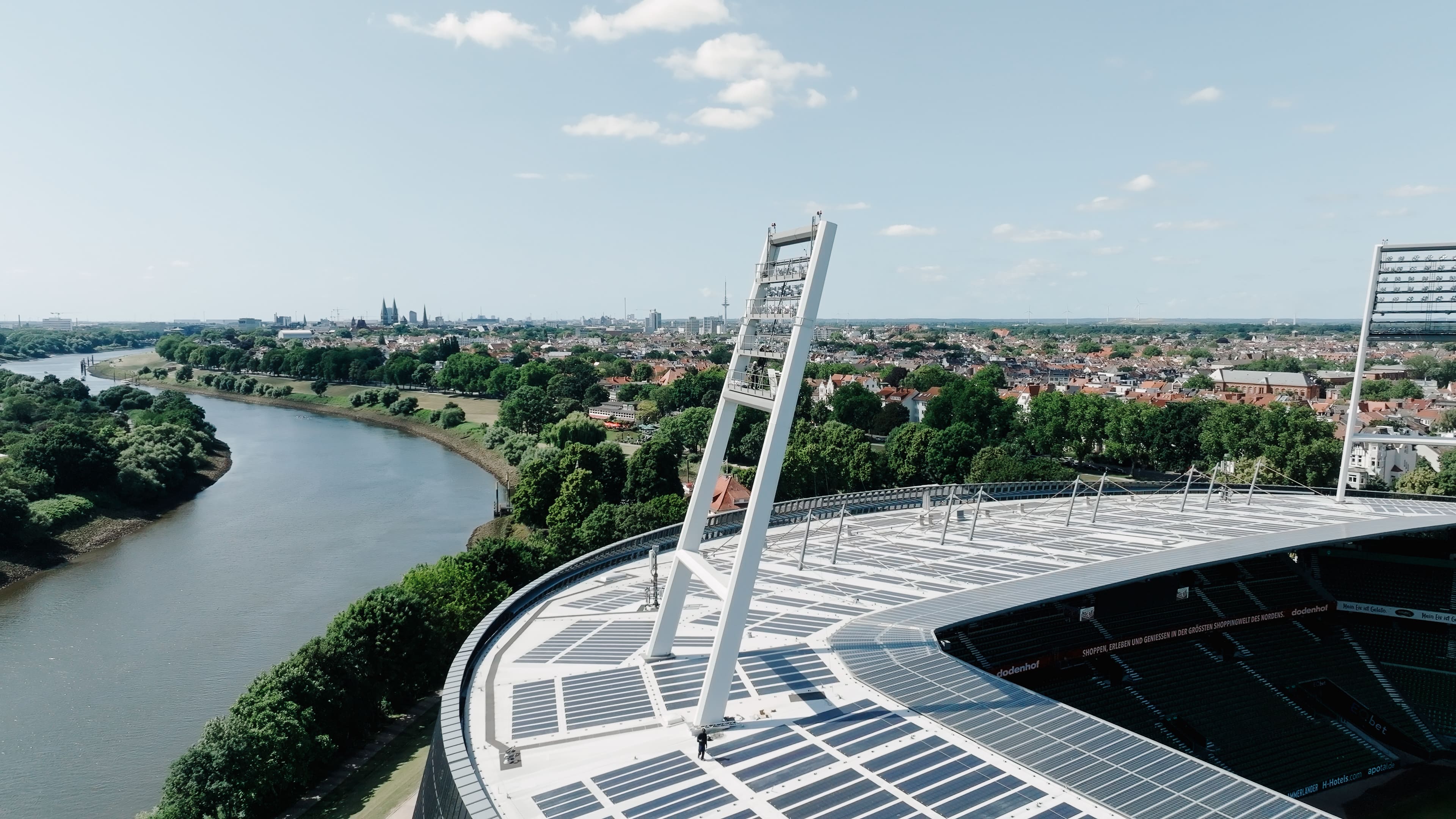Bei der Umsetzung wurde Wert darauf gelegt, die ikonischen Flutlichtmasten des Weserstadions als Wahrzeichen zu erhalten und in das nachhaltige Lichtkonzept von LEDVANCE einzubinden. | Bildrechte: LEDVANCE