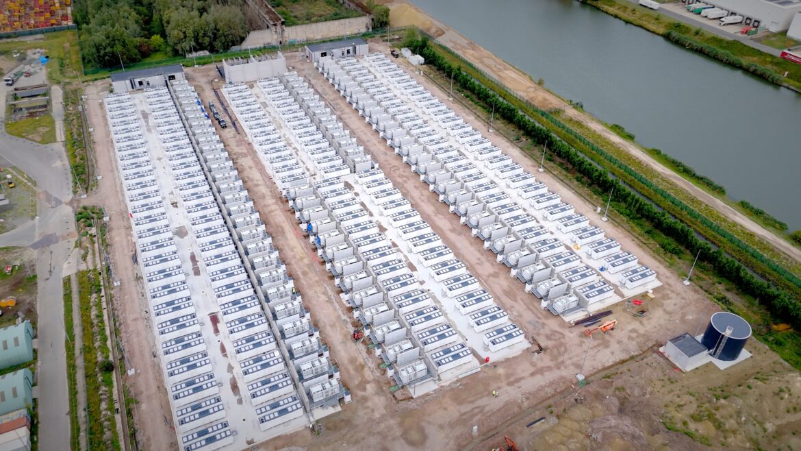 Luftaufnahme eines großflächigen Batterie-Energiespeichersystems mit zahlreichen Speichercontainern in Vilvoorde.