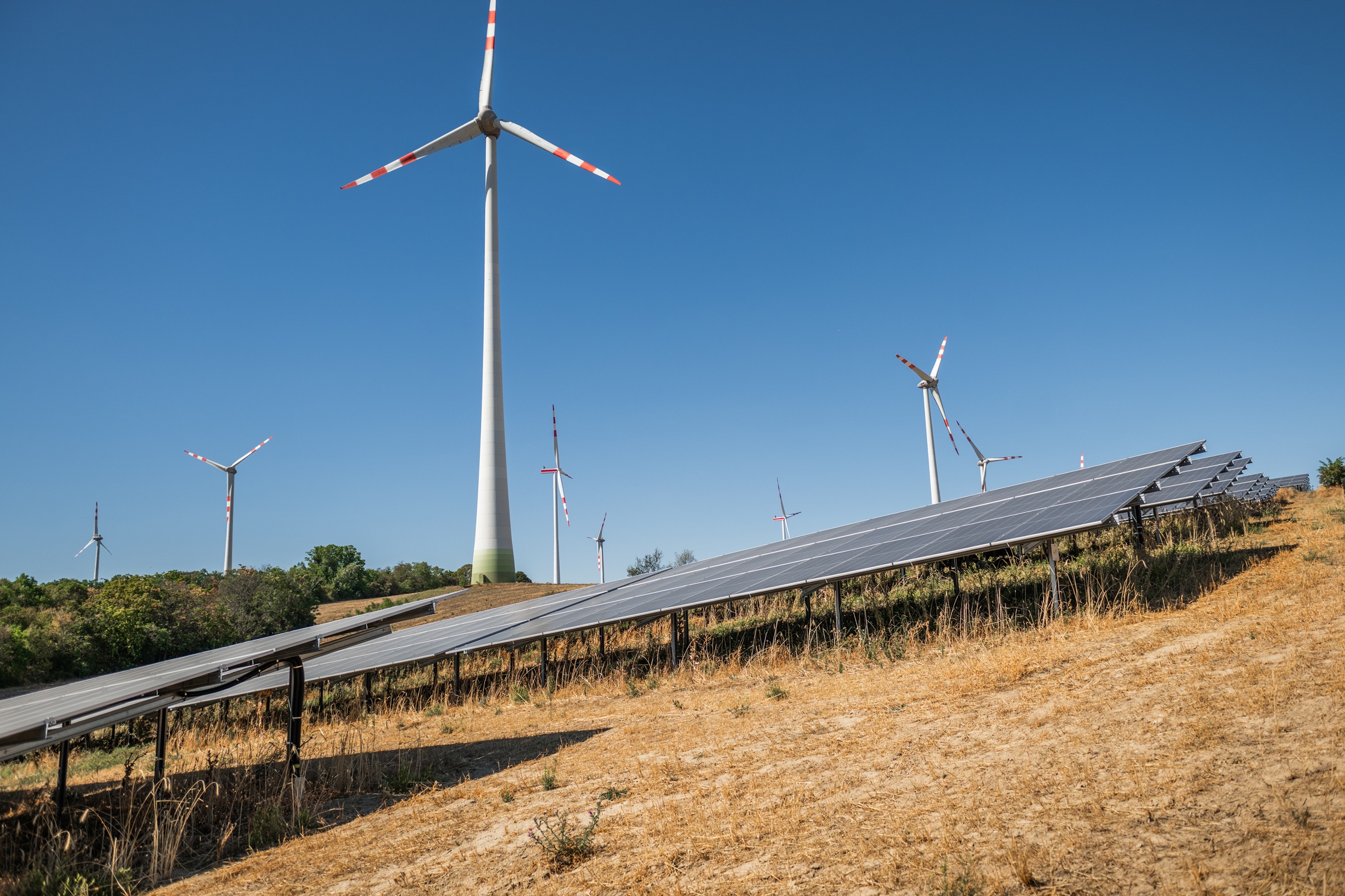 Windkraftanlagen und Solarmodule des Hybrid-Parks in Ollersdorf und Prottes.