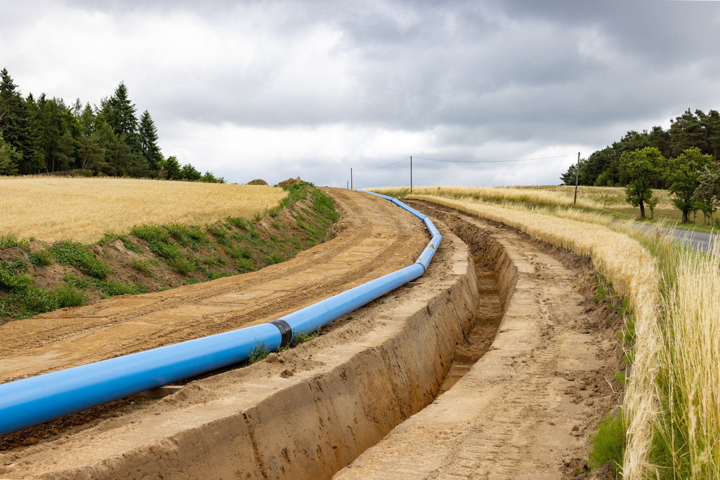 Bau der EVN Waldviertelleitung mit blauer Trinkwasserleitung zwischen Krems und Zwettl.