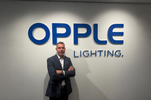 Ruud van der Zanden, neuer Managing Director von Opple Lighting Europe, vor dem Opple-Lighting-Schriftzug.