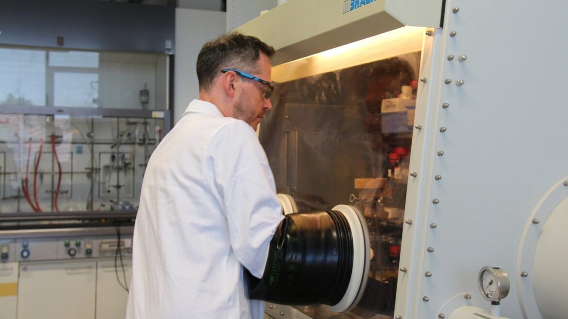 Chemiker Johann Hlina arbeitet in einem Labor an einer geschlossenen Versuchsanlage zur Entwicklung ressourcenschonender Verfahren zur Umwandlung von Kohlenoxiden.