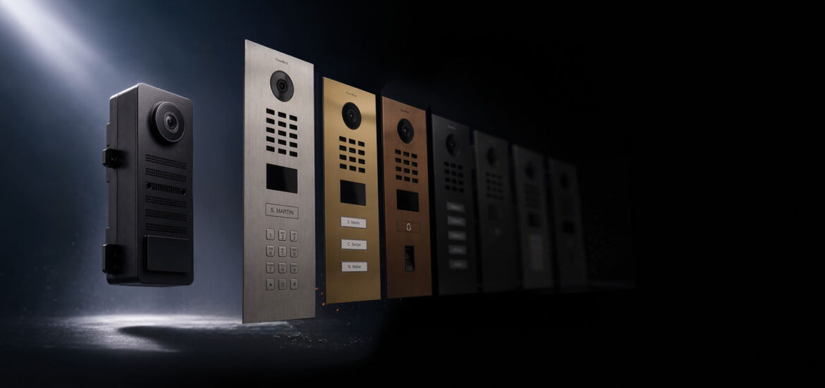 Verschiedene Modelle der DoorBird D22x-Serie in unterschiedlichen Farben und Ausführungen.