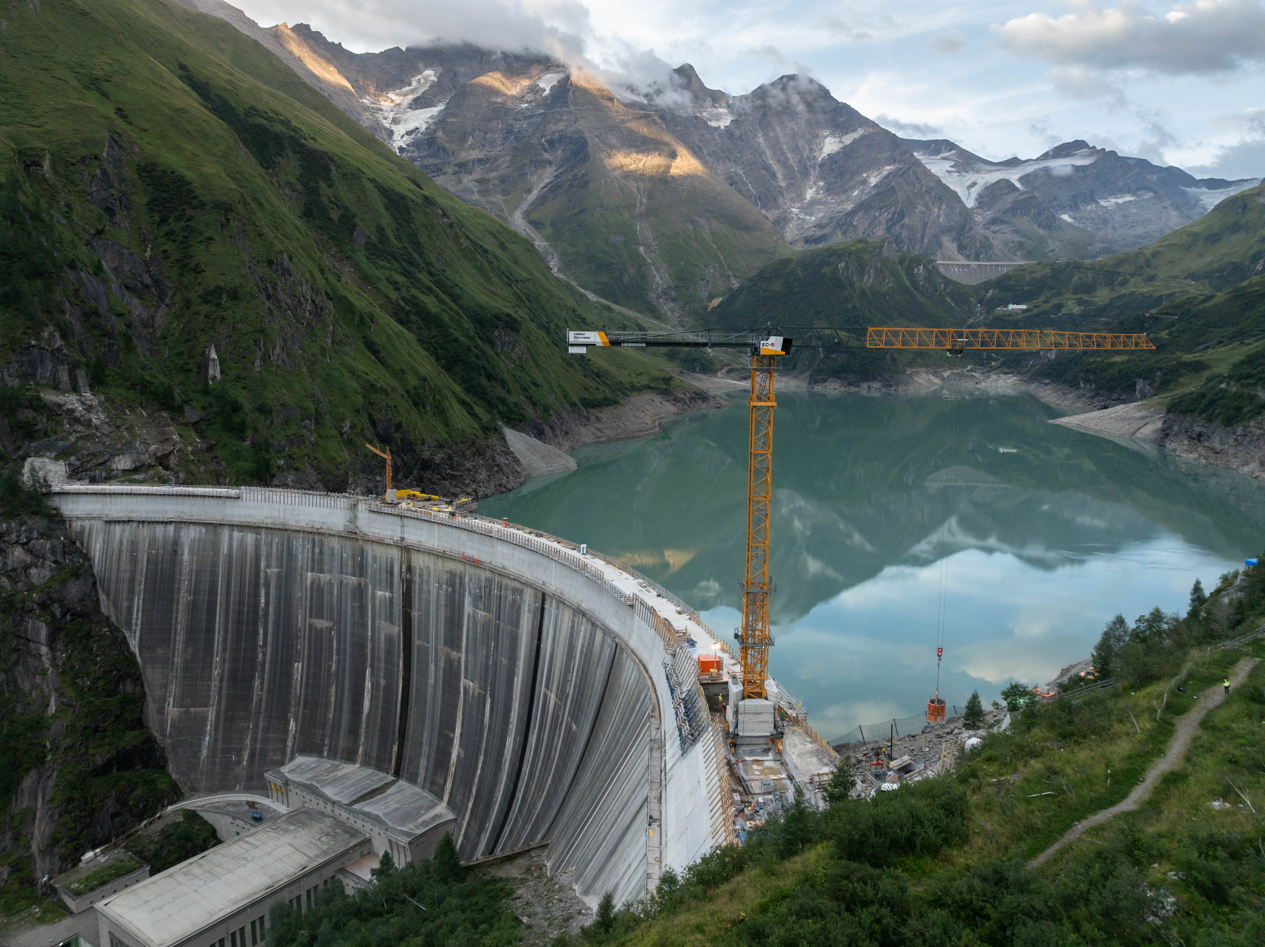 Abschluss der Betonarbeiten für die Erhöhung der Limbergsperre. (Bild: Verbund | Johannes Wiedl)