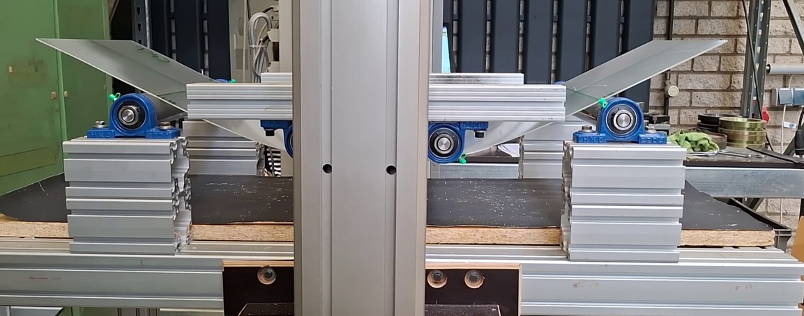 Mechanischer Prüfaufbau mit Aluminiumprofilen, Lagern und beweglichen Bauteilen