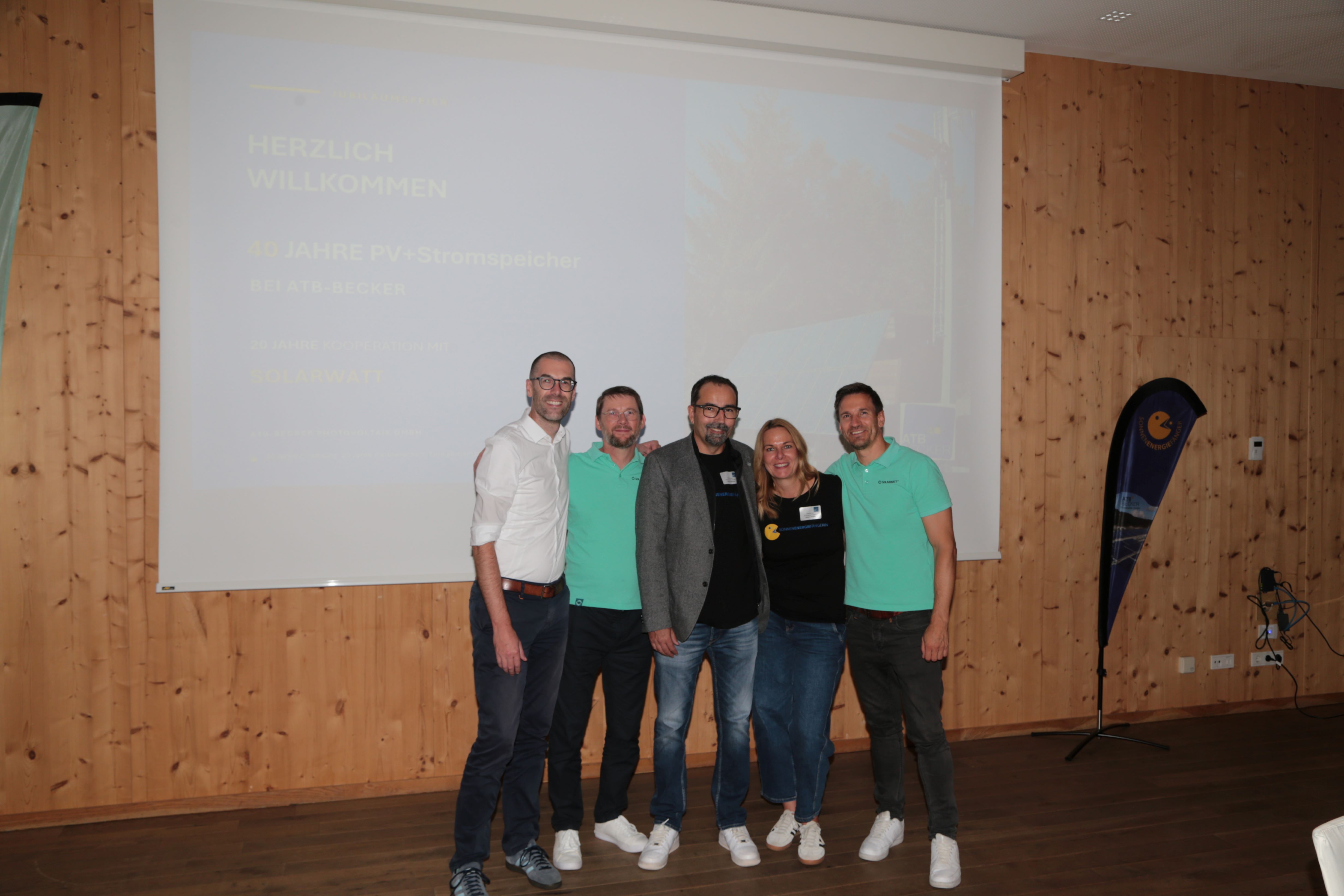 Gruppenfoto von Vertreterinnen und Vertretern bei der Jubiläumsfeier von ATB-Becker.