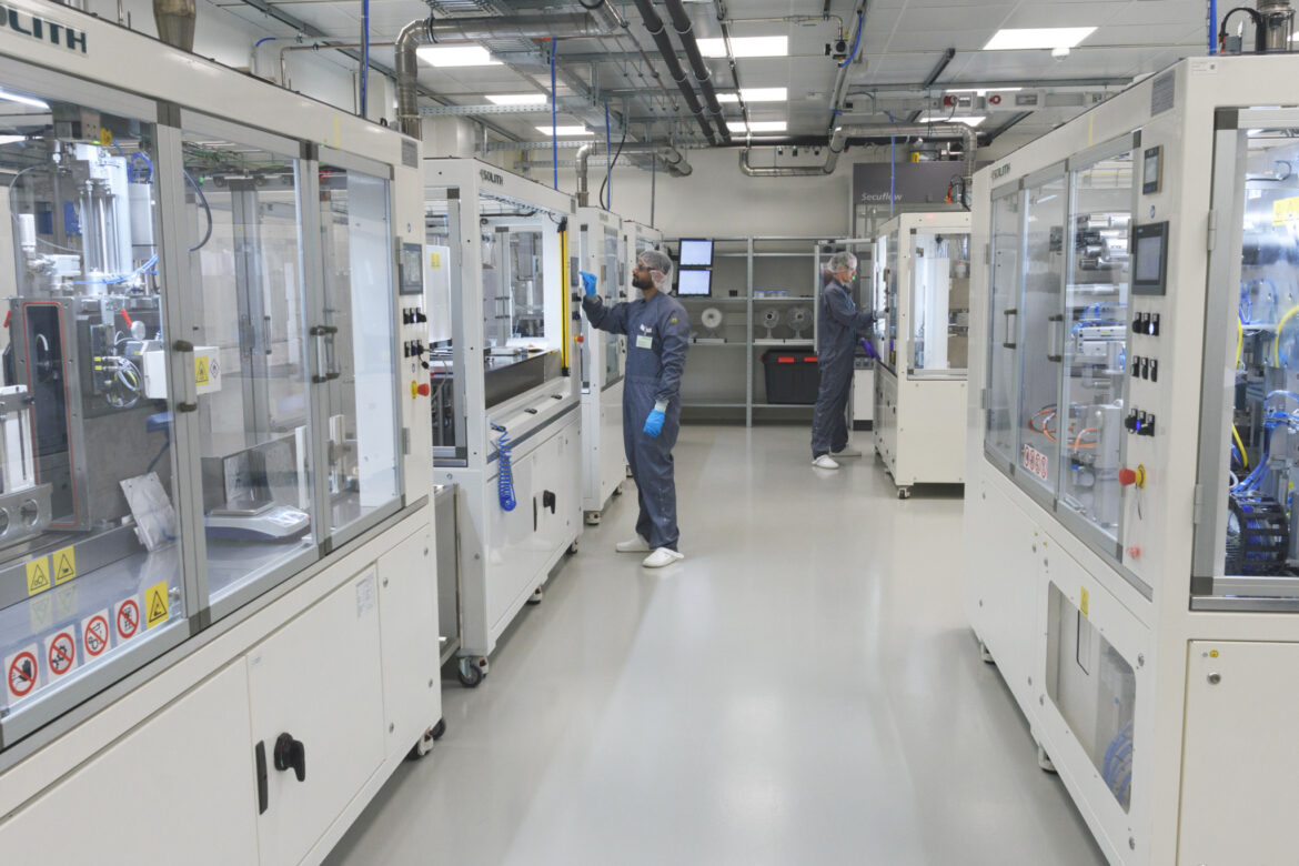 Mitarbeiter im Trockenraum des Fraunhofer ISE bei der industrienahen Fertigung von Batteriezellen.