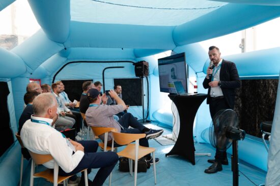 Teilnehmer verfolgen eine Spotlight Session bei der eMOKON 2026 mit Vortrag und Präsentation zu einem Praxisthema der Flottenelektrifizierung.