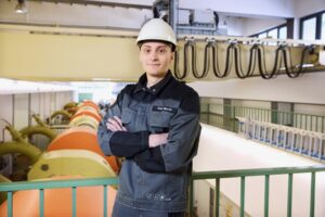 Porträt von Marvin Varga, der Österreich 2027 bei den EuroSkills und 2028 bei den WorldSkills in der Elektrotechnik vertritt.