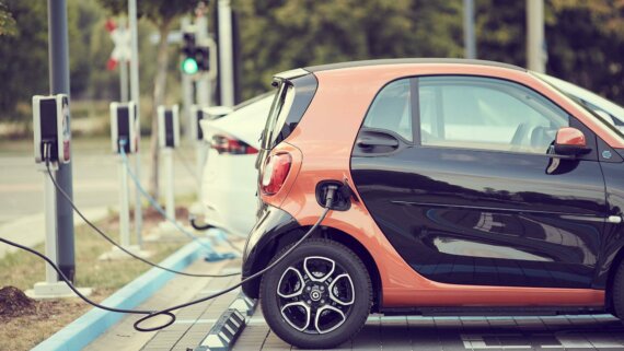 Vollelektrische Autos nehmen in Österreich weiter Fahrt auf